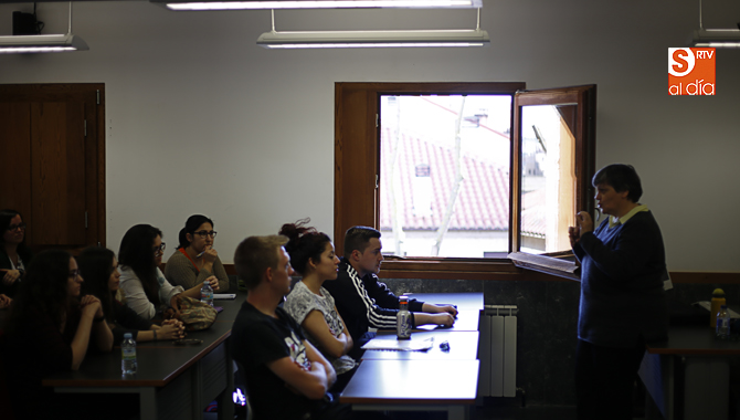 Un momento de la charla de Margarida Fonseca en Filología (Foto de Álex López)