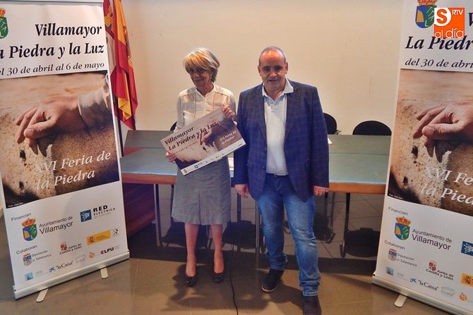 La concejalja de Cultura, María Cuesta, y el alcalde, Manuel Gago, durante la presentación