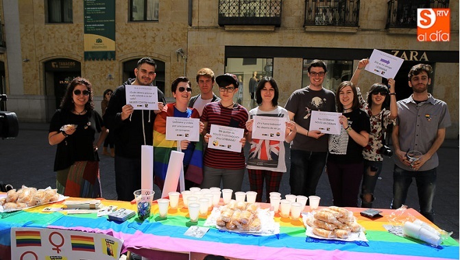 Un momento del colectivo homosexual Iguales en la Plaza del Liceo