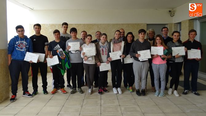 Alumnos ganadores tras recoger los premios del concurso