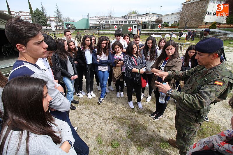 Un oficial de la Brigada explica la organización de la misma a escolares de Guijuelo.
