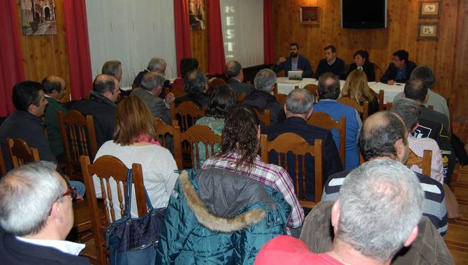 Imagen de una reunión informativa de AES-Villares
