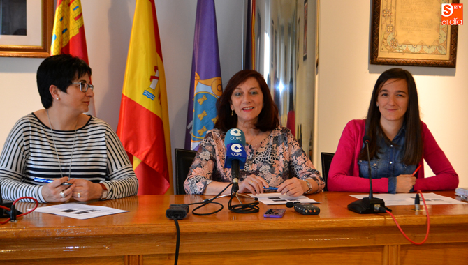 La alcaldesa Carmen Ávila, junto a las ediles Araceli Rodríguez y Ángela González presentaron el programa de actividades