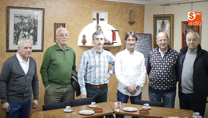 Lauren Sevillano junto a los integrantes de Tertulia Cofrade Pasión. Foto: Alejandro López