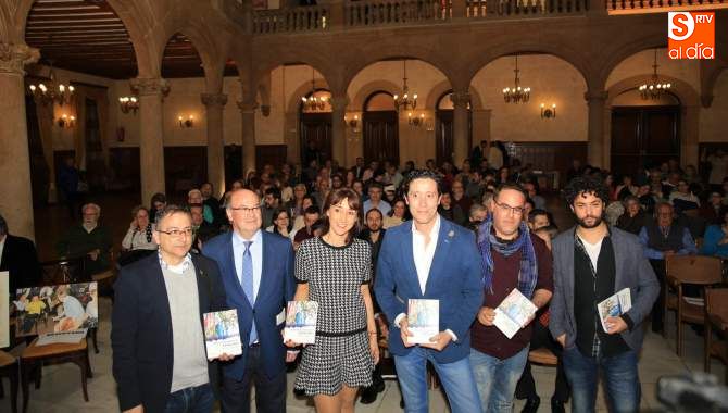 Algunos de los autores posan junto a unos ejemplares del libro