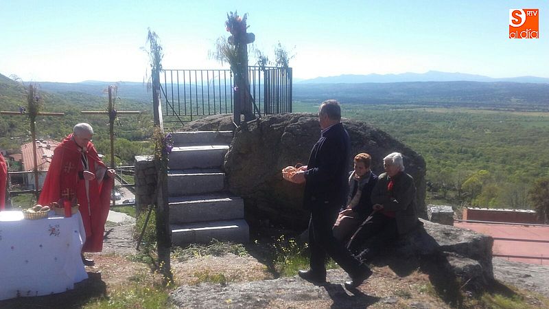 Los vecinos disfrutan de una multitudinaria bendición de los campos  