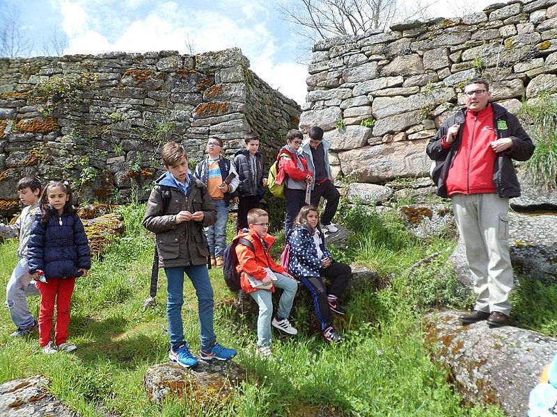Los alumnos escuchan atentos las explicaciones sobre la vida de los vetones | Fotos: CRA Cantalpino