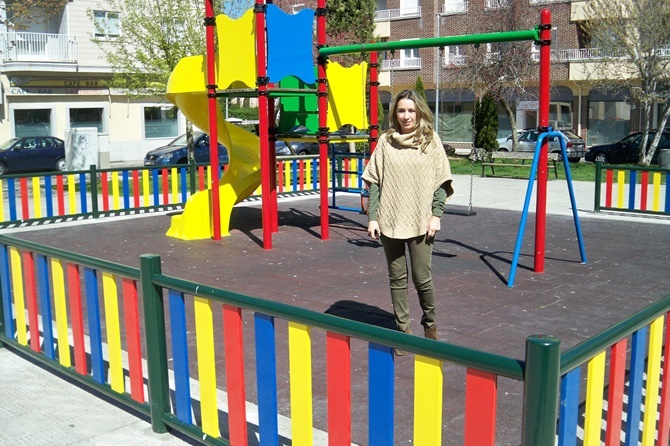 La concejala Marta Labrador en uno de los parques infantiles recién vallados