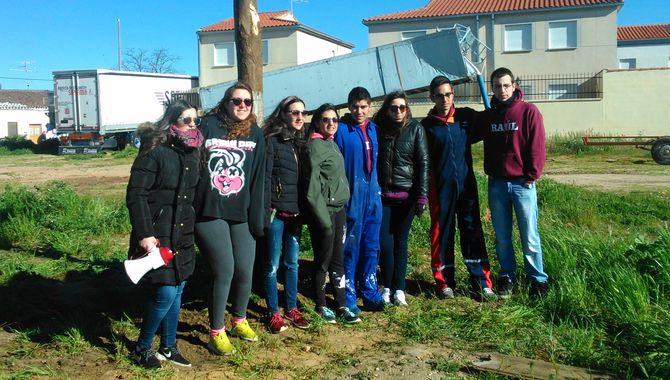 Los Quintos de 1997 concluyen su fiesta poniendo ‘el mayo’ y corriendo las cintas  