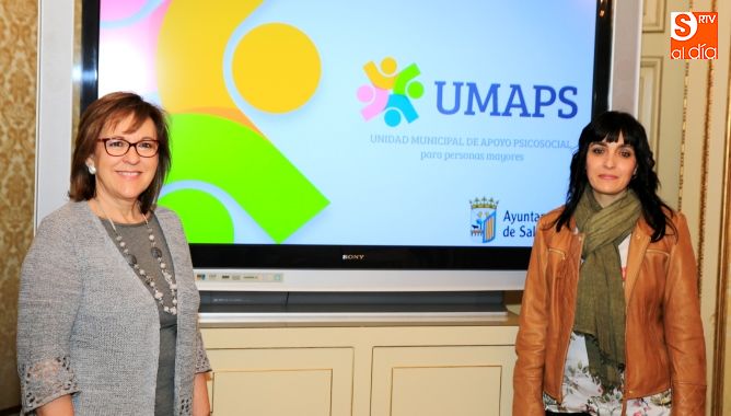 La concejala de Mayores, Isabel Macías, acompañada de la psicóloga de la UMAPS, Blanca Herráez