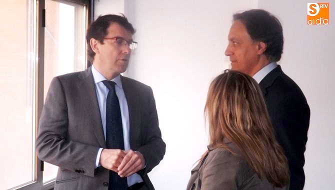 Alfonso Fernández Mañueco, alcalde de Salamanca, en una visita al centro Luis Vives