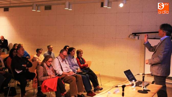 Un momento de la charla en la Casa de las Conchas