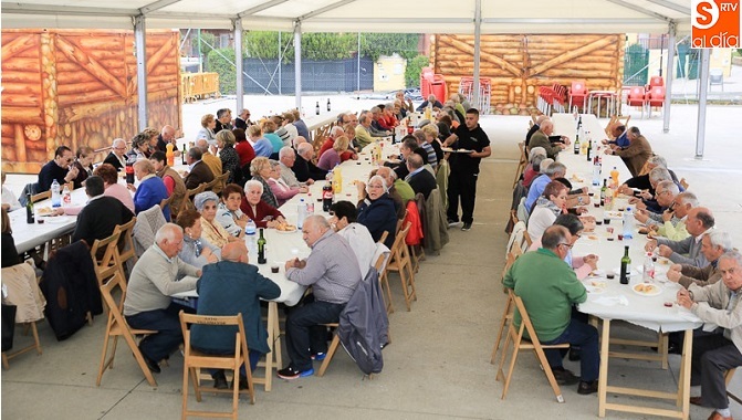 Los mayores han compartido una comida en el inicio de las fiestas. Foto: Alberto Martín