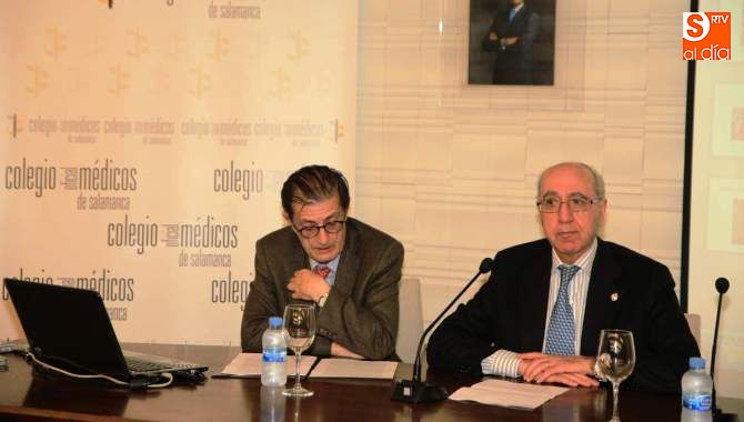 Momento de la conferencia en el Colegio de Médicos