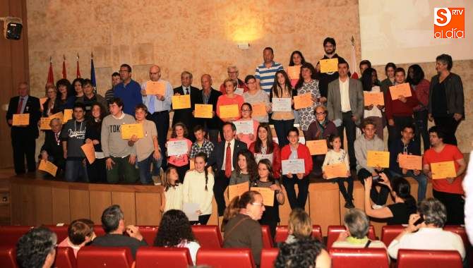 Foto familiar de los premiados por Cruz Roja Salamanca