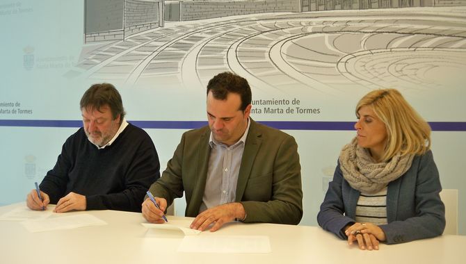 Imagen de la firma del convenio entre Ayuntamiento y empresa de catering de la Vuelta Ciclista