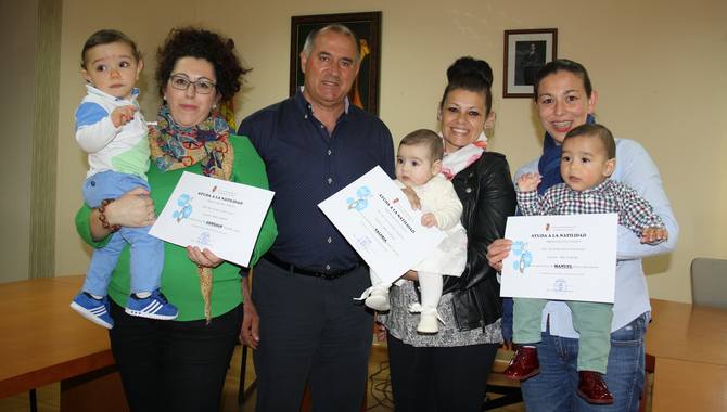 Ana, Luisi y Yesica recibieron 1.000 euros de manos del alcalde por haber traído al mundo un hijo en 2015