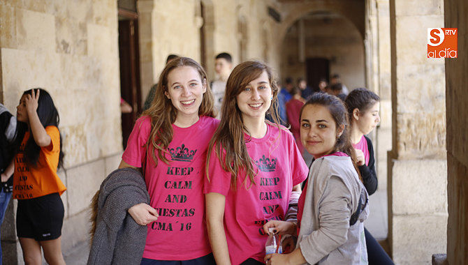 Ambiente festivo en el patio del Maestro Ávila (Foto de Álex López)