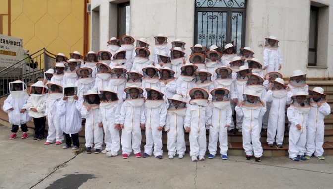 Escolares del Colegio San Juan Bosco se convierten en apicultores por un día