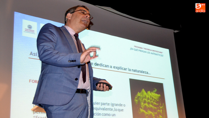 El profesor de la USAL José Ángel Domínguez  ofrecía una conferencia matemática en el teatro de la Fundación