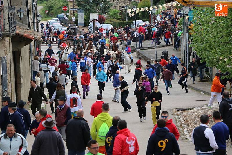 Espectacular y multitudinario segundo encierro del Noveno  