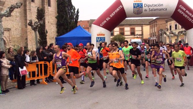 Momento de la salida de la carrera absoluta en Cantalapiedra