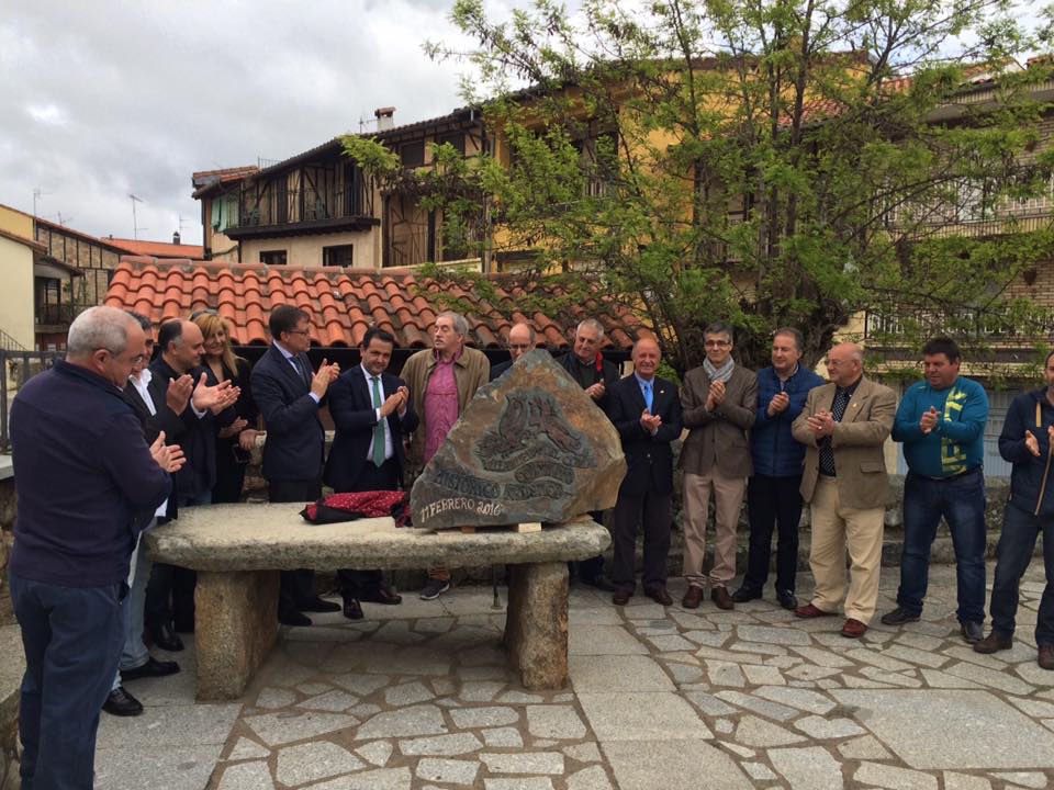 Monumento conmemorativo de la declaración de Villanueva del Conde como BIC. Fotos: Diputación de Salamanca.