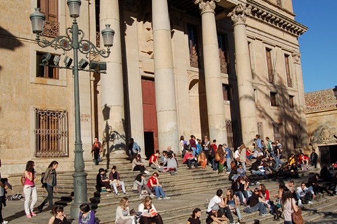 La Universidad y LaLiga crearán ‘escuelas de español y fútbol’