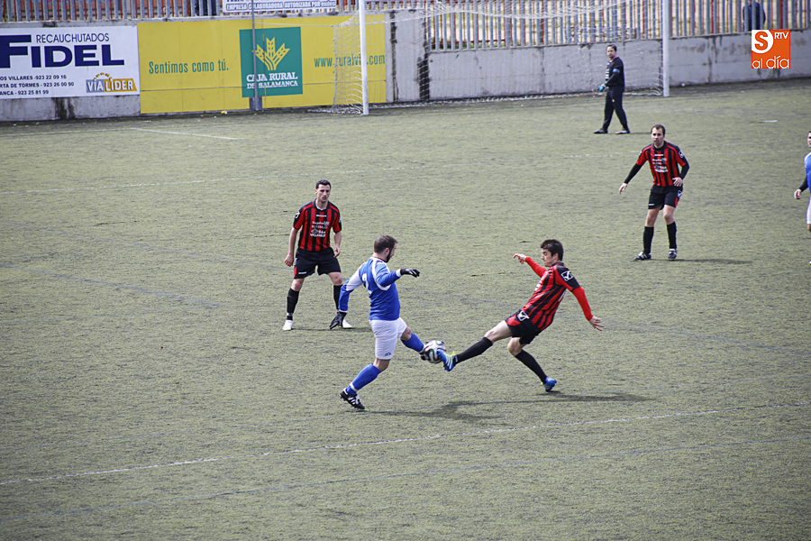 Lance del partido entre el Buitrago y el Nápoles Crespo en el Vicente del Bosque (Foto de Álex López)