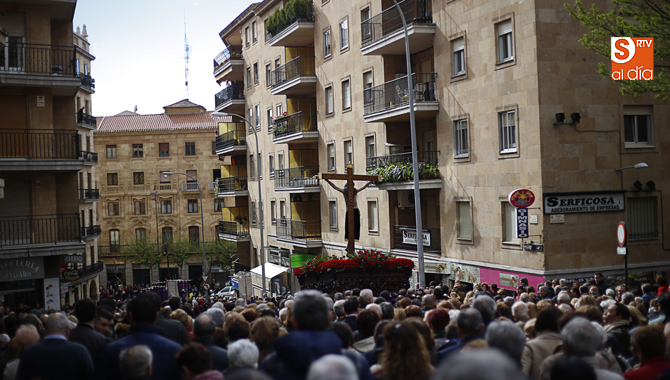 El Cristo de los Milagros bajando por la Cuesta de Sancti Spiritus entre una gran multitud (Foto de Álex López)
