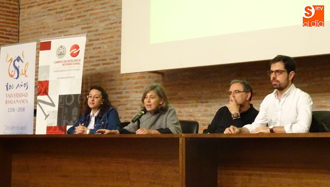 El director del Instituto de la Juventud (derecha), en la charla ofrecida en la Facultad de Farmacia