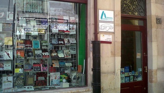 Fachada de la Librería Víctor Jara
