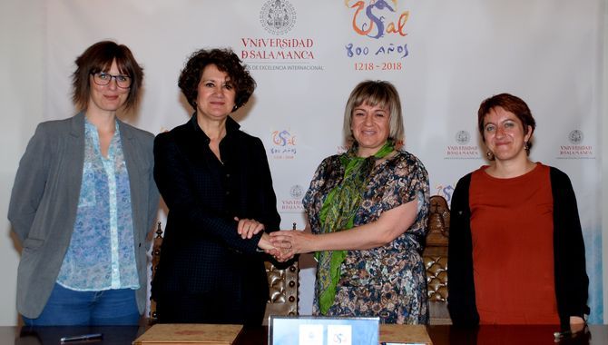 Mª Ángeles Serrano y Elena Diego se saludan tras la firma del convenio