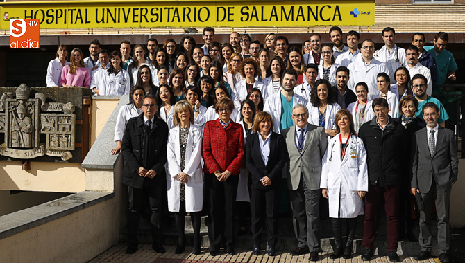 Los sanitarios residentes, a las puertas del Hospital (Foto de Álex López)