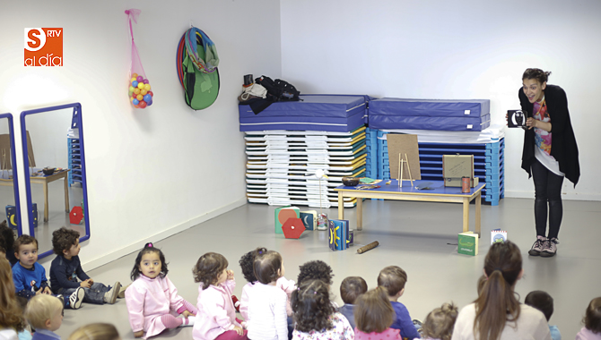 Teatro para los pequeños en la escuela del Rollo (Foto de Álex López)