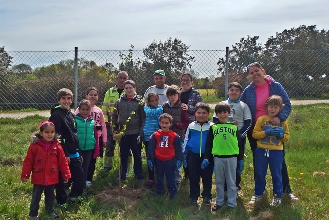 Participantes en la plantación de olmos en Monleras