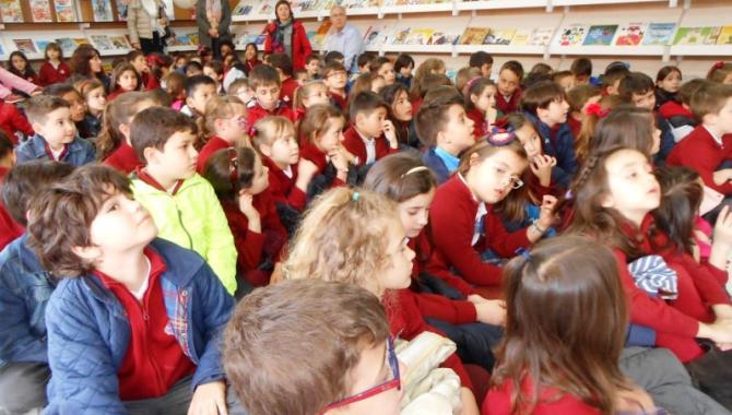 Los niños del colegio San Juan Bosco visitan la Feria del Libro  