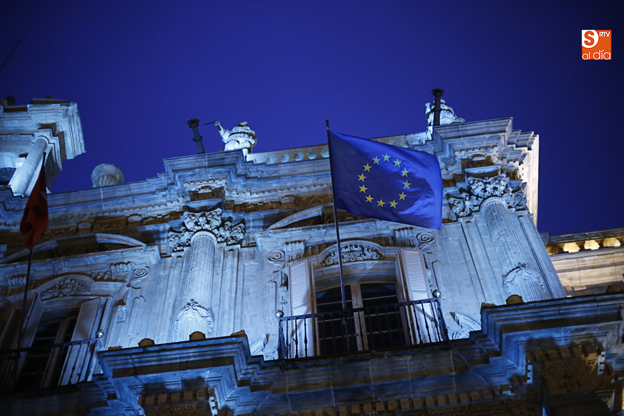 La bandera europea con la fachada azul de fondo (Foto de Álex López)