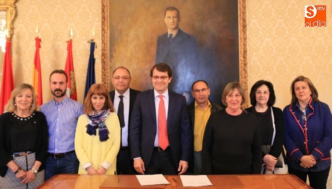 Fernández  Mañueco, con representantes de las asociaciones