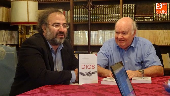 Alfredo Pérez Alencart y John Lennox (derecha), en la presentación del libro