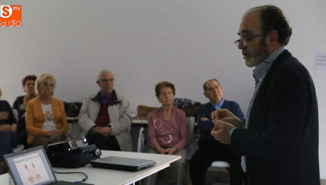 Conferencia a cargo del médico José Ángel Martín Oterino. Foto: Alberto Martín