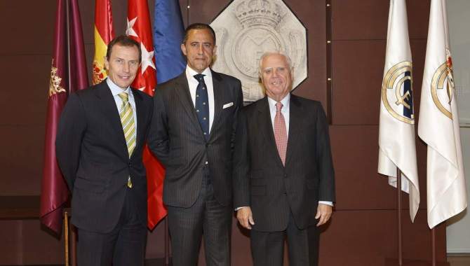 Emilio Butragueño, Diego Copado y Enrique Sánchez, en la firma del convenio