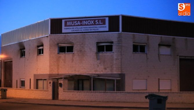 Imagen de como quedó la fachada de la nave donde ocurrió el incendio