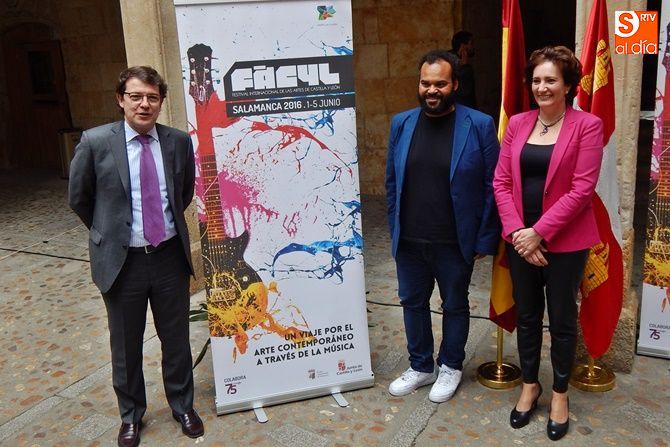 De izq. a dcha., Alfonso Fernández Mañueco, Carlos Jean y Josefa García Cirac, con el cartel del FÀCYL 2016