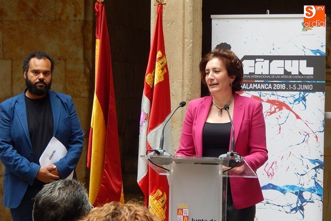 En primer término, la consejera de Cultura, Josefa García Cirac, junto al director artístico del FÀCYL, Carlos Jean