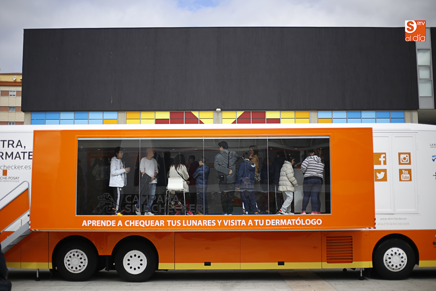 Autobús informativo de la AECC en la Plaza de la Concordia (Foto de Álex López)