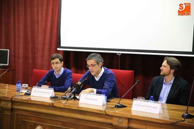 Eduardo Madina (centro), durante su intervención como ponente en la Facultad de Derecho