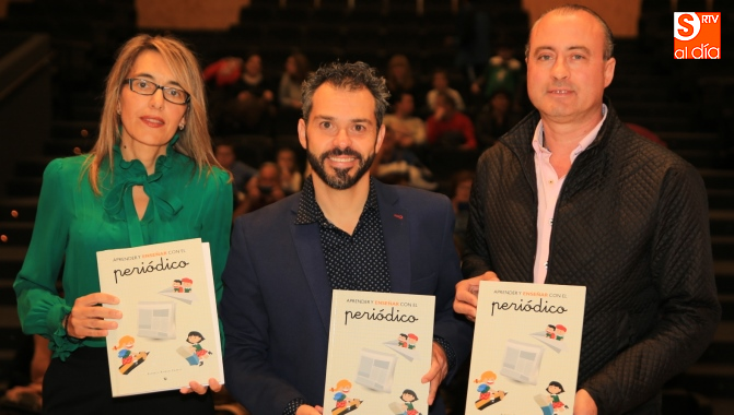 Alberto Román Carpio, maestro y autor de este libro, en el centro / Foto de Alberto Martín