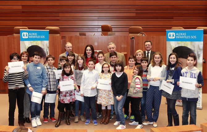 Alumnos del colegio Villar y Macías, en el pleno de Aldeas Infantiles