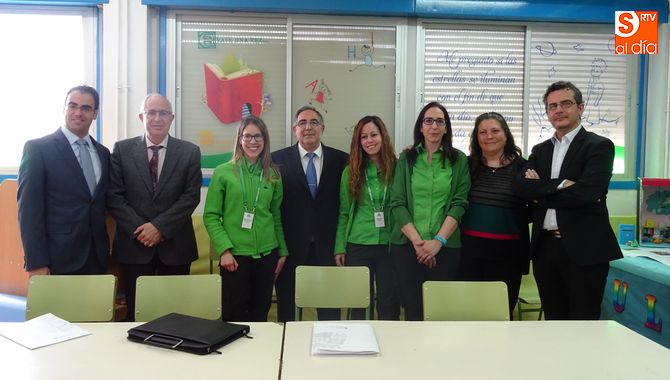 Directivos de Educación, Leroy Merlín y CEIP Miguel Hernández, junto a las encargadas de los talleres